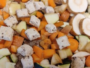 Cracker mit Reis, Gemüse & Früchten, glutenfrei